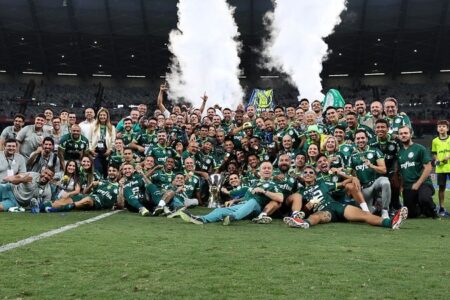 Jogadores do Palmeiras comemorando título de 2023