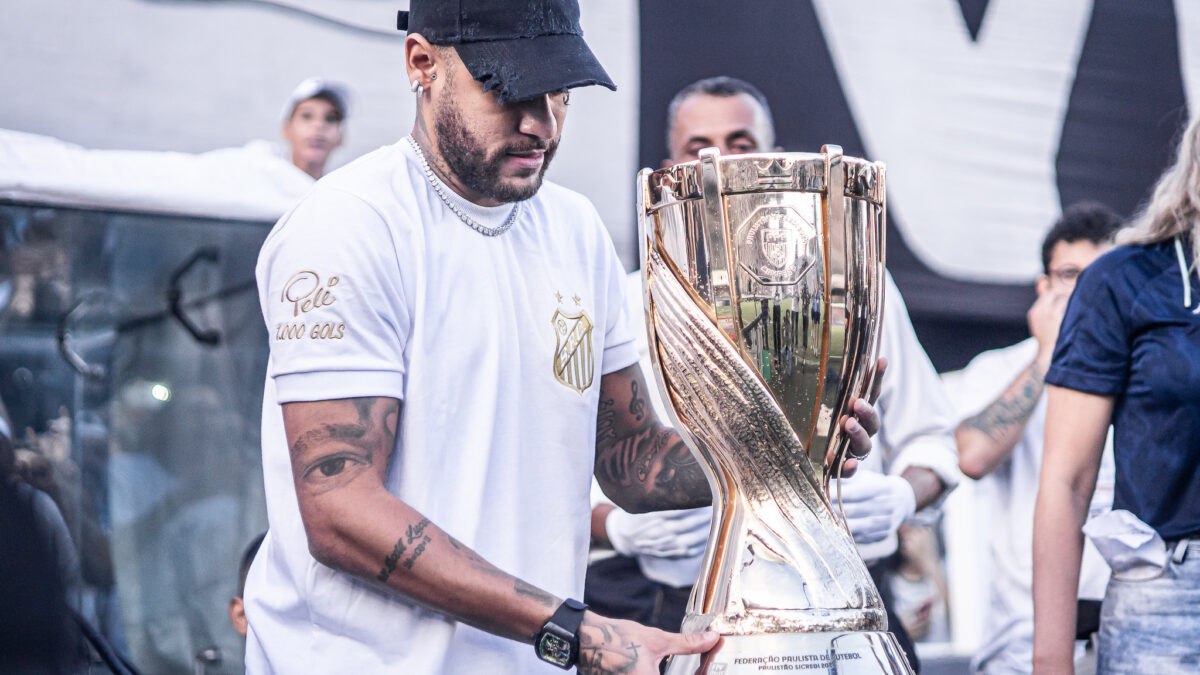 Neymar com a taça do Campeonato Paulista 2024