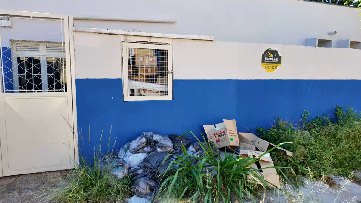 Lixo hospitalar do Centro de Saúde da Família São Judas Tadeu está na calçada (Foto: Luiz Cláudio Cavalcante)