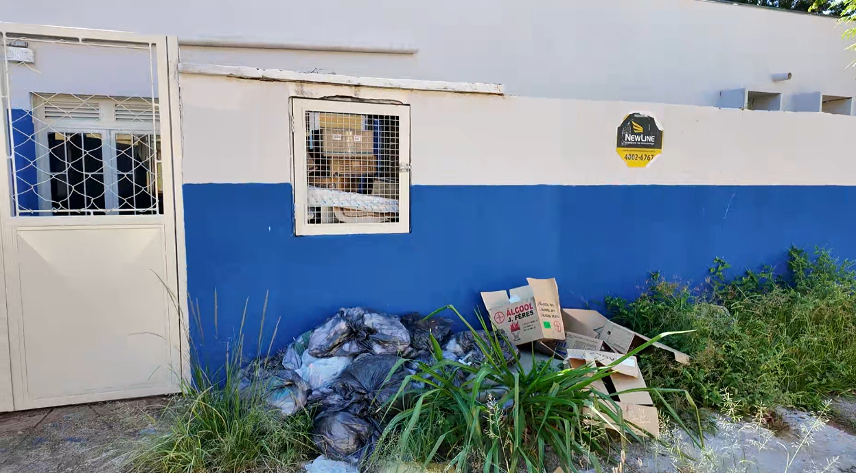 Lixo hospitalar do Centro de Saúde da Família São Judas Tadeu está na calçada (Foto: Luiz Cláudio Cavalcante)
