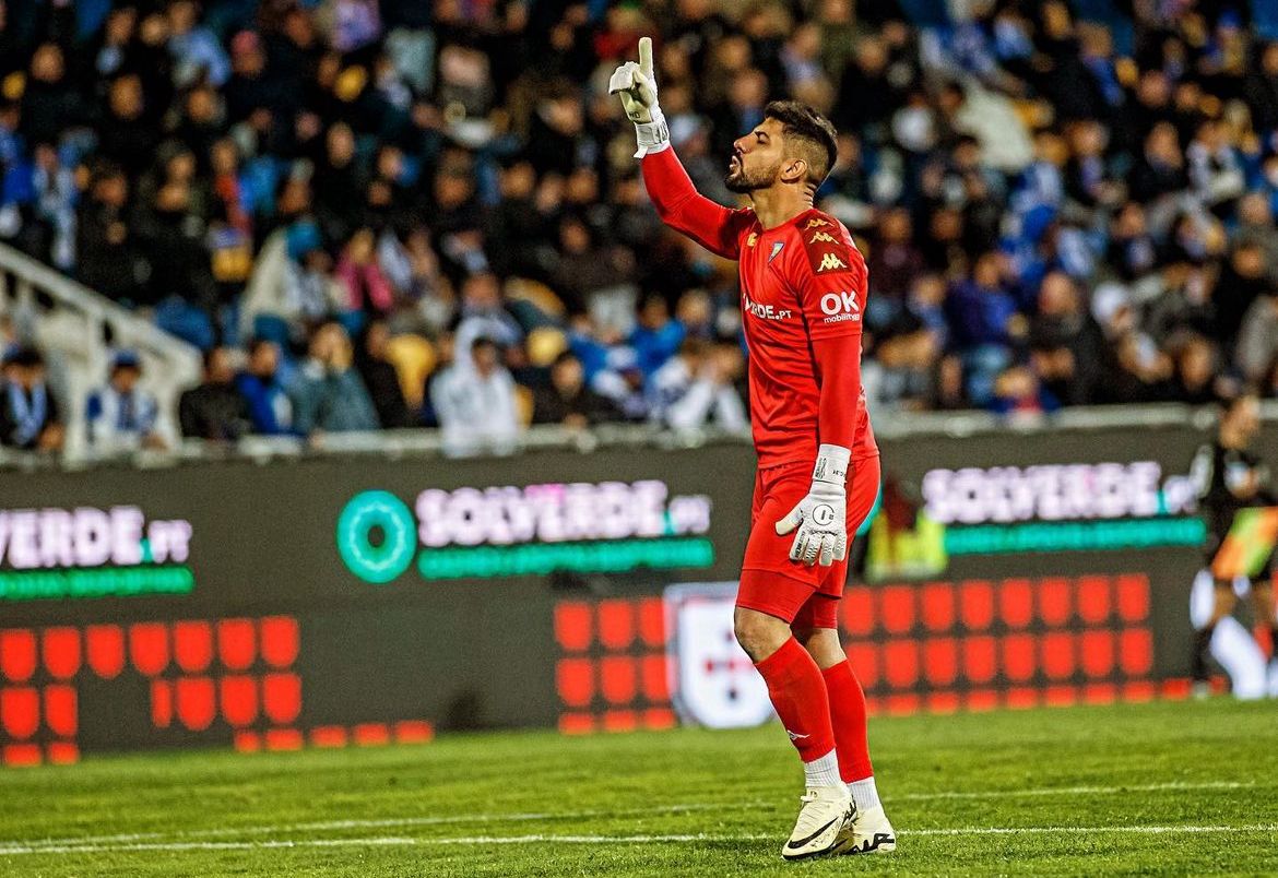 Goleiro brasileiro é agredido por torcedor rival durante jogo em Portugal