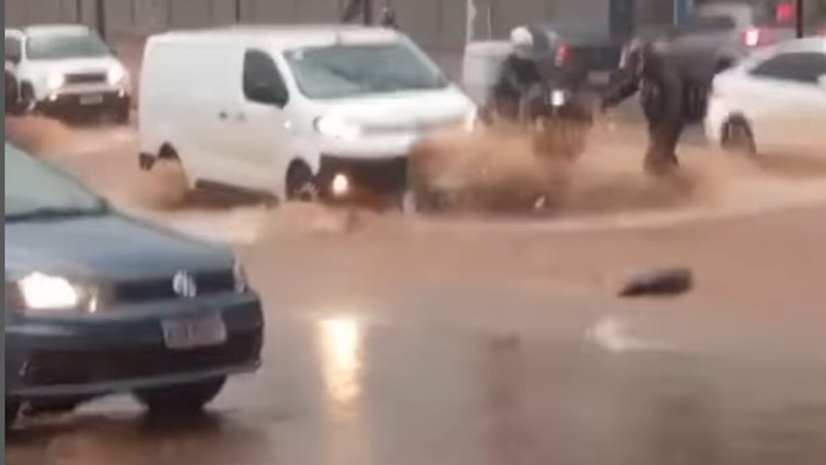 Avenida Castelo Branco, em Goiânia, fica alagada com tempestade de 60 mm nesta quinta