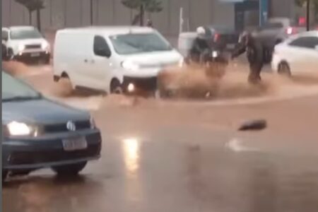 Avenida Castelo Branco, em Goiânia, fica alagada com tempestade de 60 mm nesta quinta