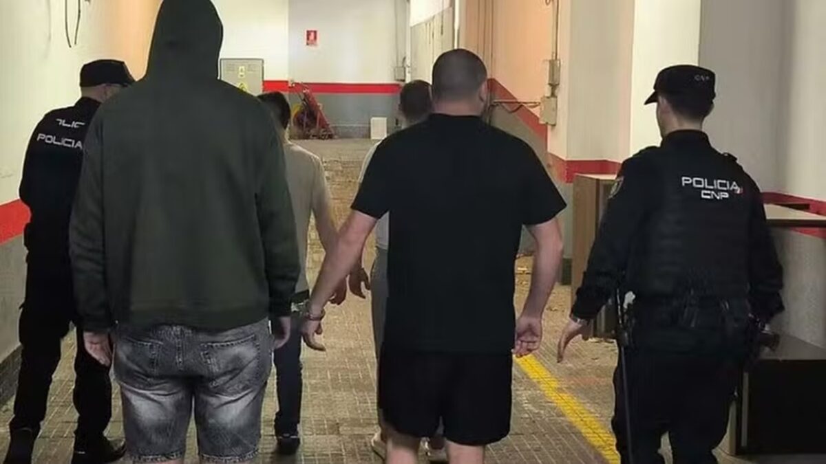 italianos são presos suspeitos de estupro coletivo contra brasileira na Espanha vítima conseguiu ir embora levando passaporte de um homens