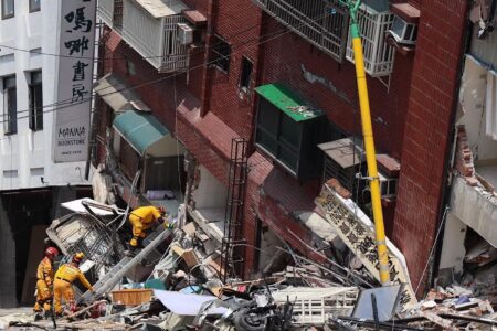 Bombeiros agem em destroços de prédio tombado após terremoto em Taiwan (Foto: reprodução/X)