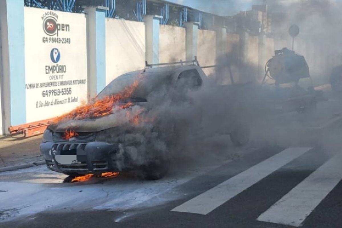 Carro parado no semáforo pega fogo, motorista escapa e aciona bombeiros, em Catalão