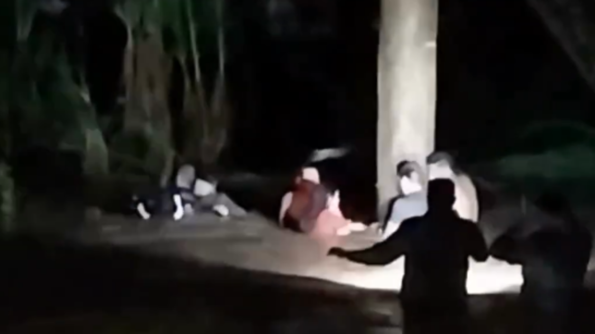 Momento em que a dupla Bruno & Marlow foi resgatada em Itapuranga (Foto PMGO)
