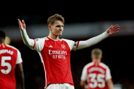 Odergaard comemorando gol pelo Arsenal