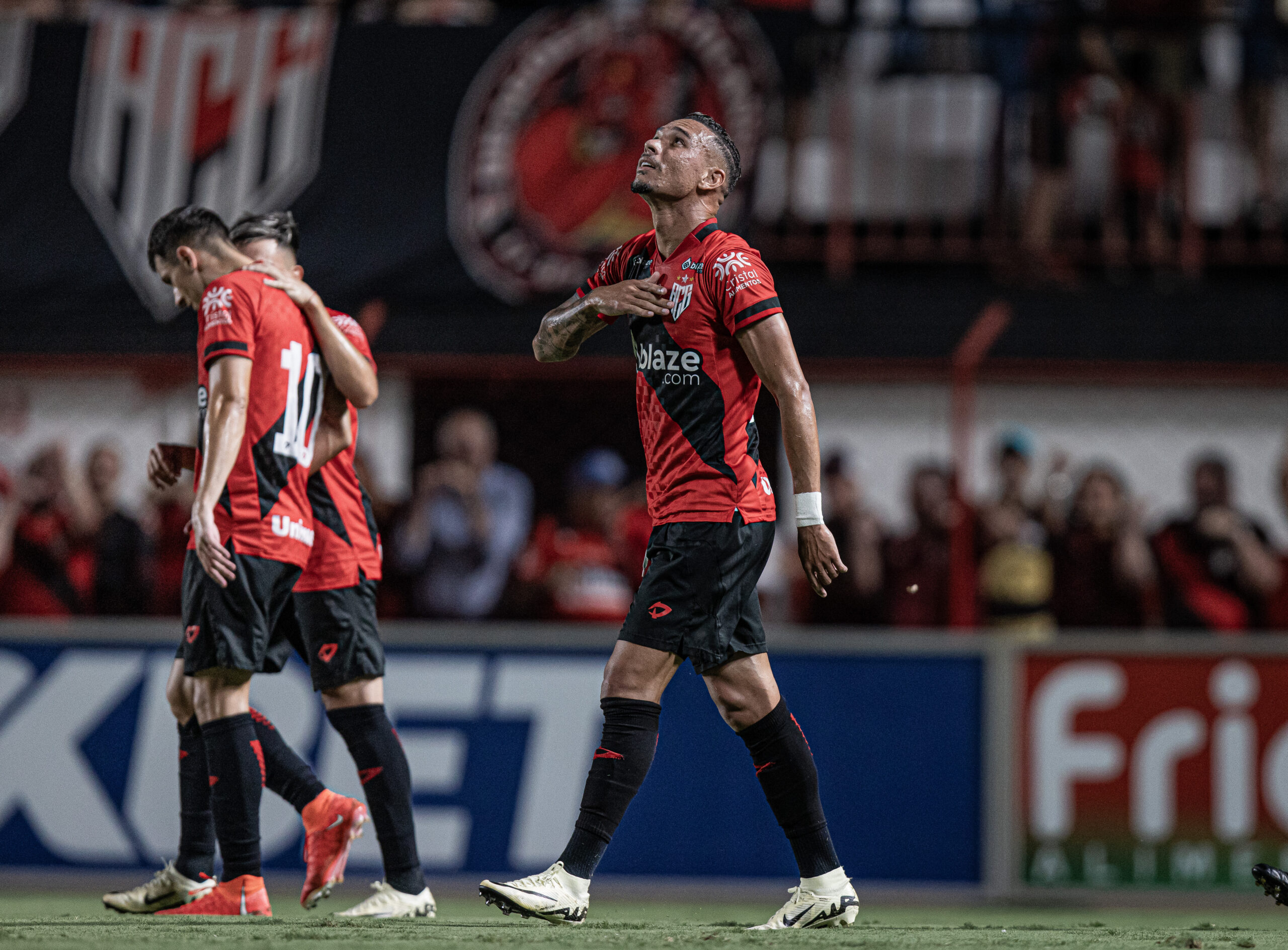 Luiz Fernando comemora gols que vem ajudando o Atlético e fala sobre artilharia: “Muito gratificante para mim”