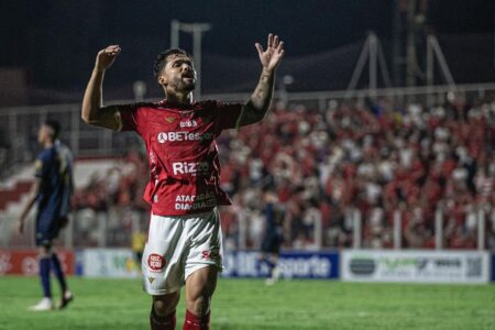 Alesson comemorando gol pelo Vila Nova