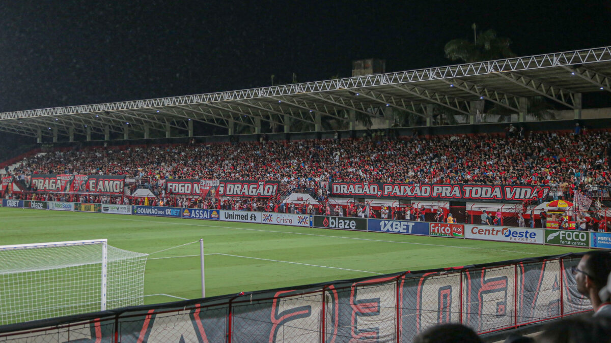 Torcida do Atlético Goianiense no Accioly