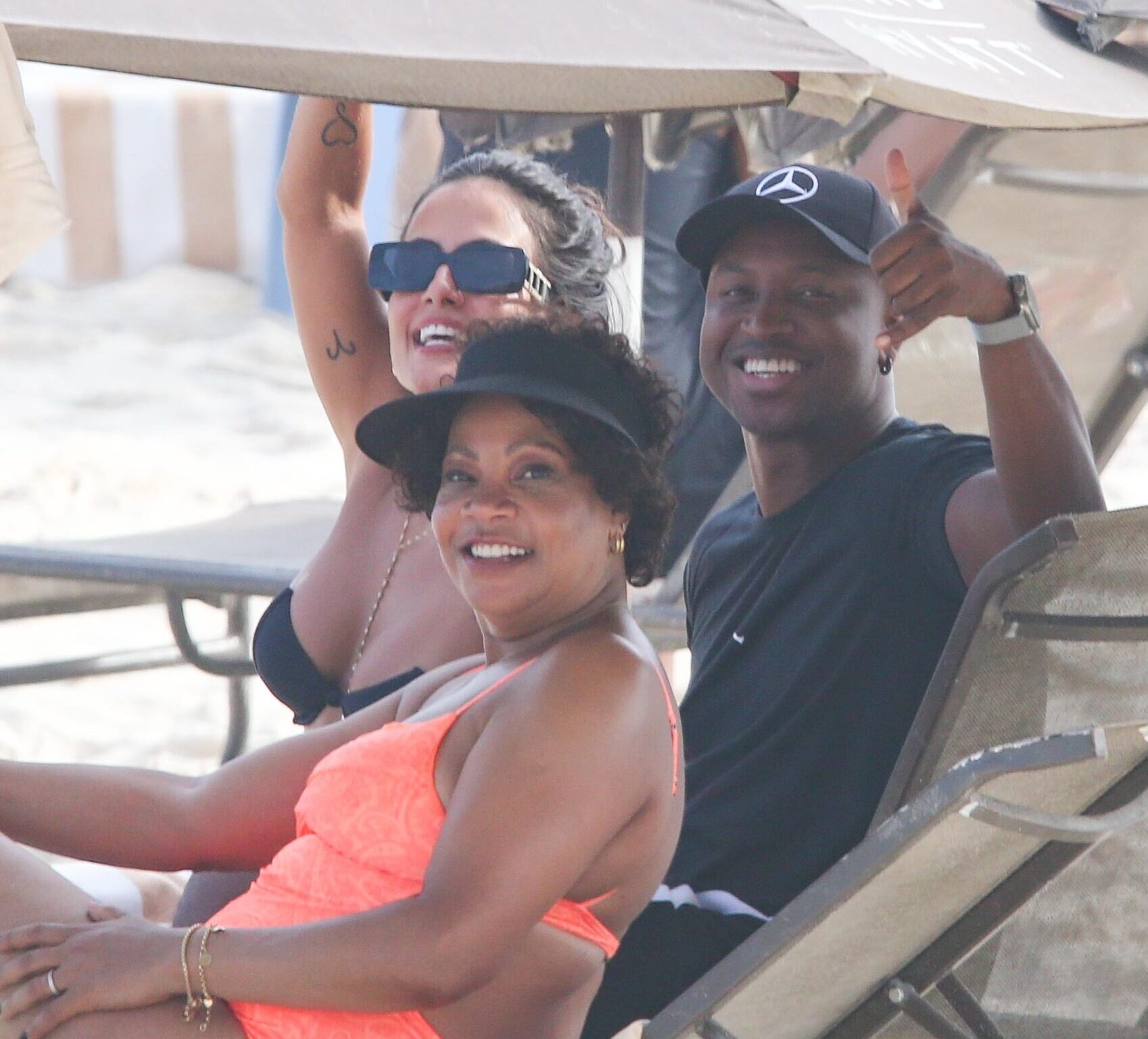 Carol Peixinho e Thiaguinho na praia da Barra da Tijuca; veja fotos