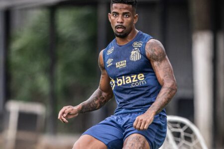 Hayner treinando no Santos FC 2024