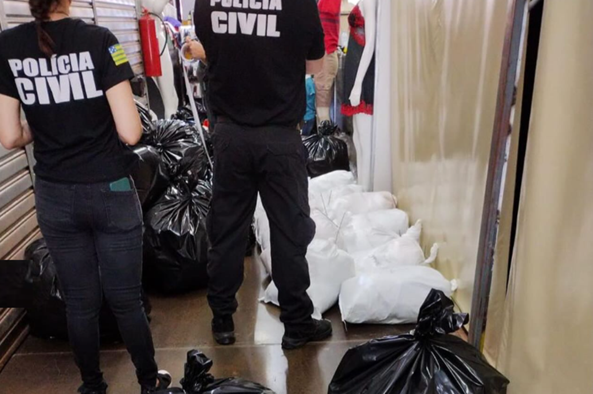 Polícia Civil apreende 4 mil peças de roupa falsificadas em Jaraguá