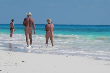 Praias de nudismo existem em todo o mundo, inclusive no Brasil (Foto ilustração Pixabay)