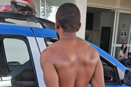 PM prende suspeito de tentar matar homem a facadas em briga de bar, em Goiânia
