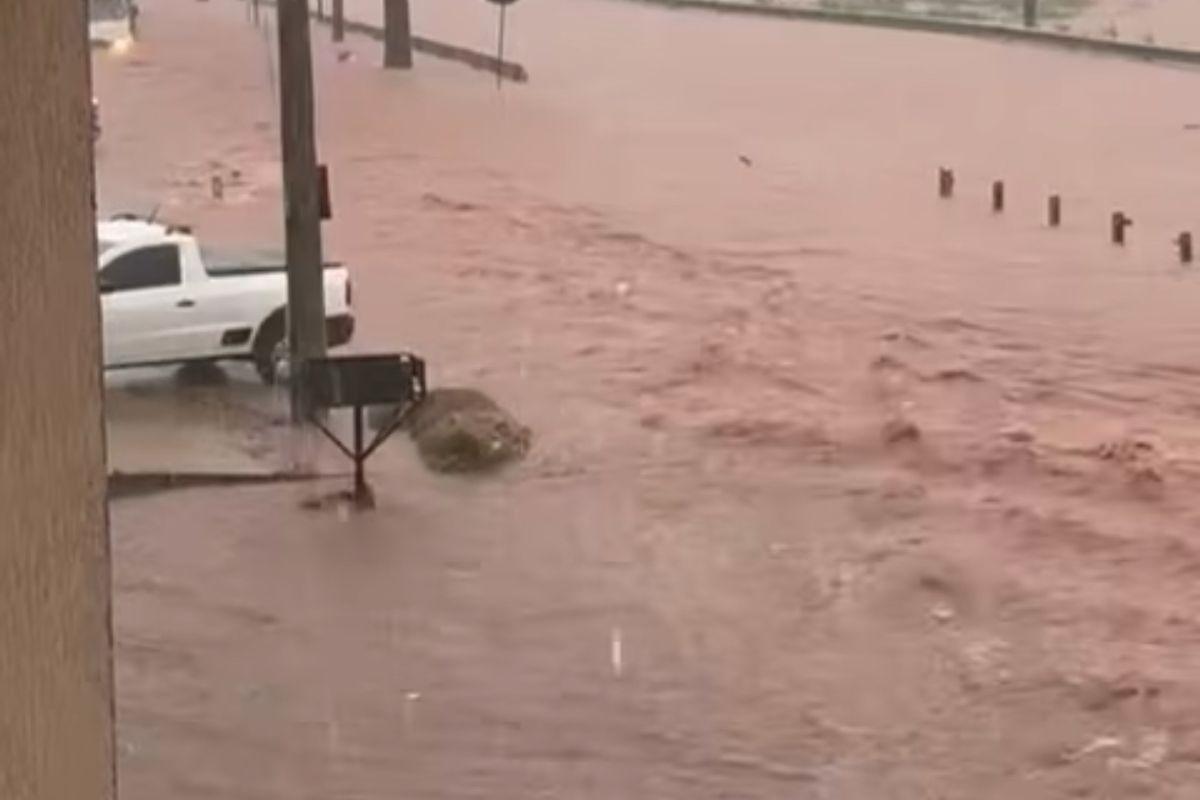 Forte chuva na Grande Goiânia causa transbordo de córrego, alagamentos e queda de ponte