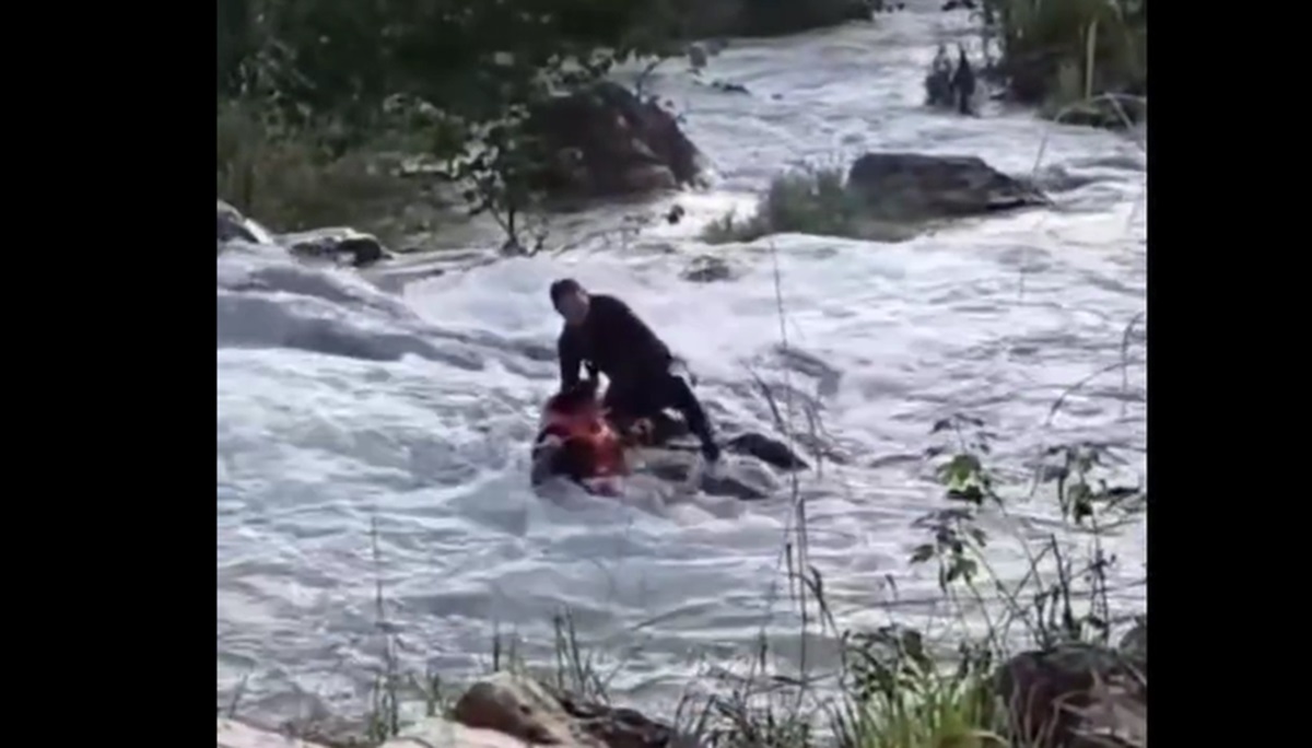 Turista escorrega em cachoeira e por pouco não é levado pela correnteza, em Águas Lindas; veja resgate