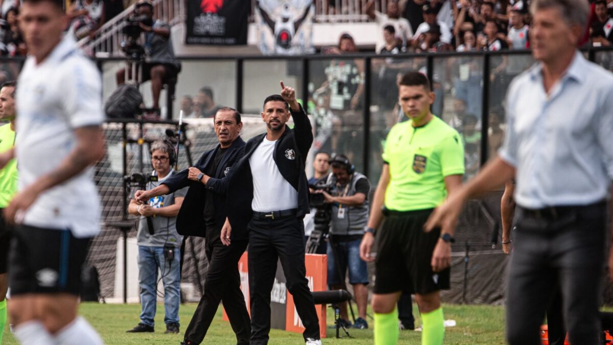 Ramon Diaz ao lado de seu auxiliar