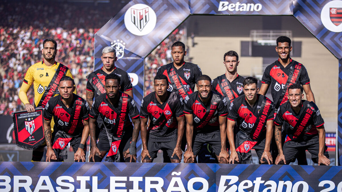 Elenco do Atlético Goianiense perfilado no Serra Dourada
