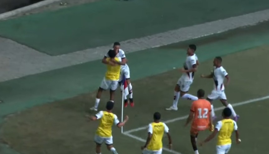 Jogadores comemorando gol marcado