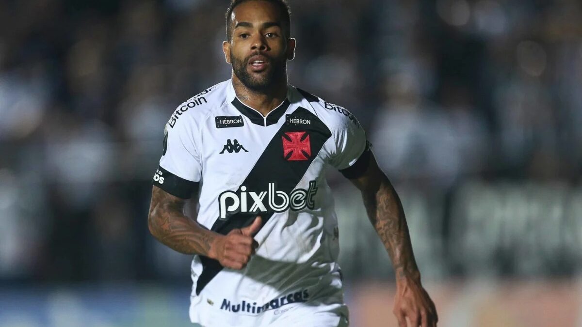 Alex Teixeira com a camisa do Vasco