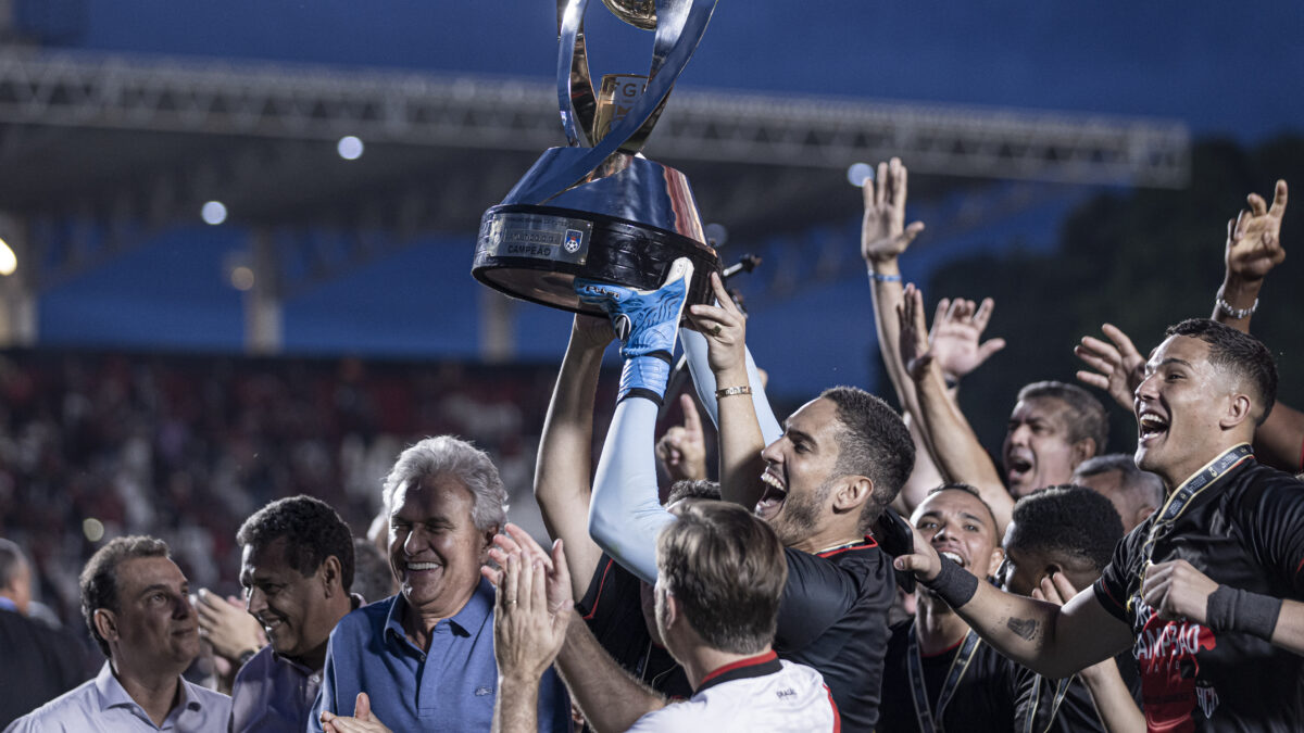 Ronaldo levantando o troféu do Campeonato Goiano 2024