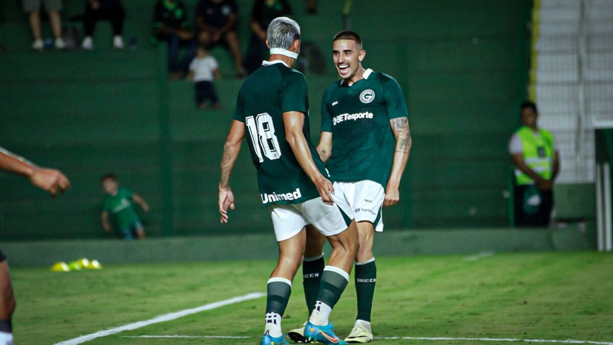 Thiago Galhardo comemorando com Breno Herculano