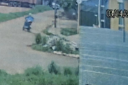 Suspeito aborda adolescente em motocicleta, em Trindade (Foto: Divulgação/PCGO)