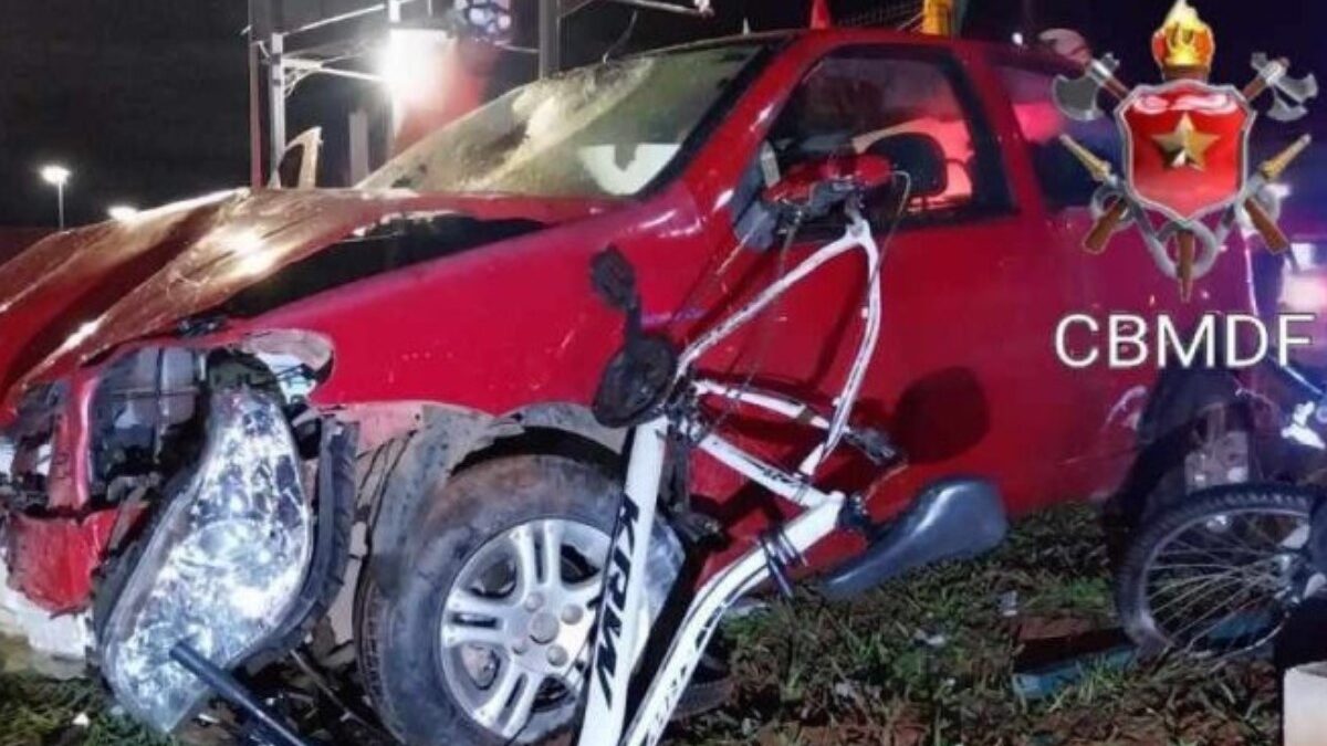 Bicicletas que pertenciam aos trabalhadores atropelados ficaram destruídas após o atropelamento - (crédito: CBMDF/Divulgação)