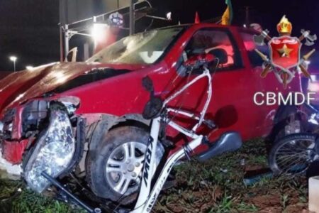 Bicicletas que pertenciam aos trabalhadores atropelados ficaram destruídas após o atropelamento - (crédito: CBMDF/Divulgação)