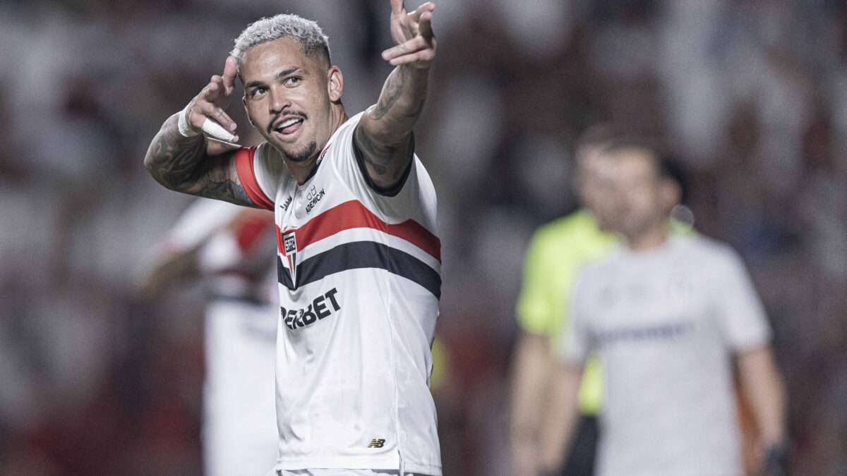 Luciano comemorando gol