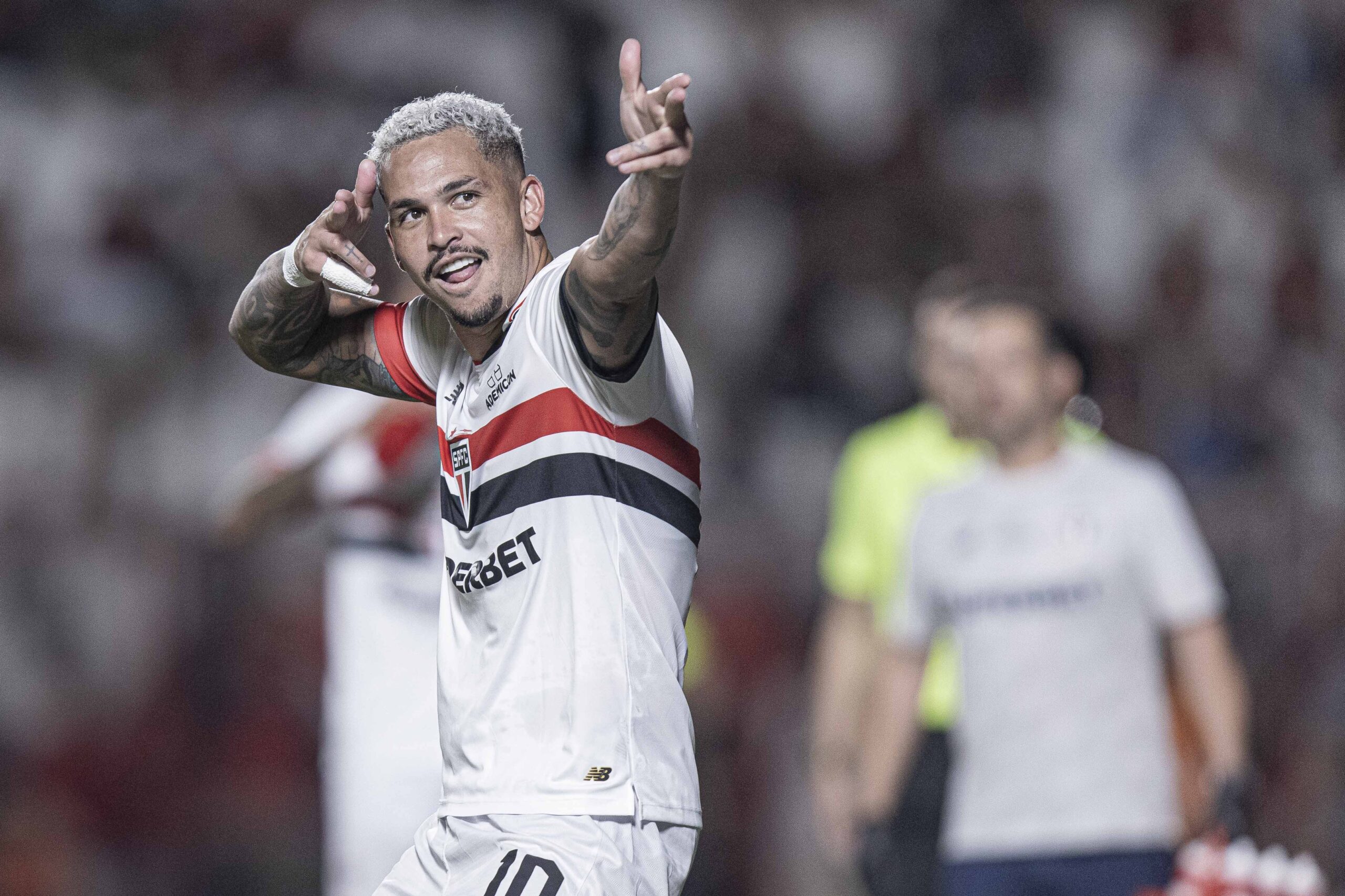 Atlético Goianiense tem dois expulsos, perde para São Paulo e segue sem vencer