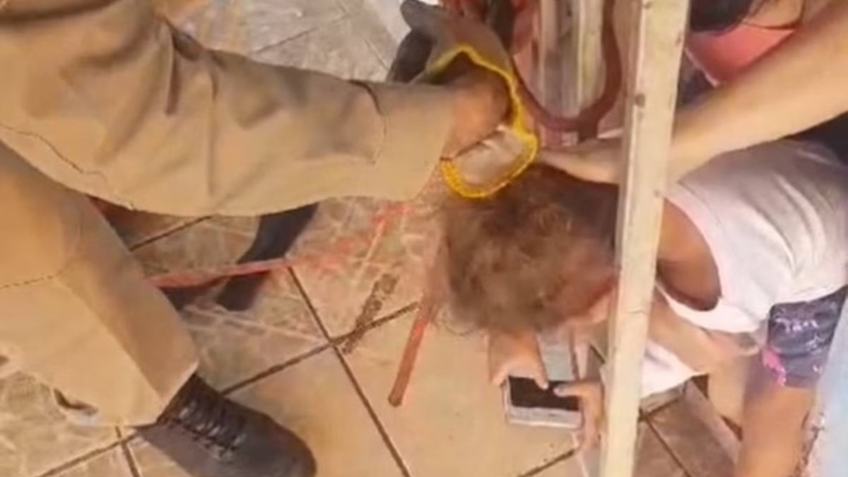 Criança fica com cabeça presa em grade de porta em Luziânia