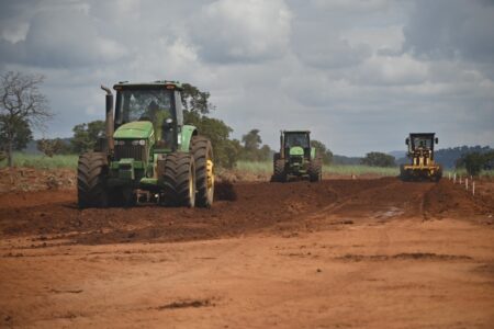 Estado conclui 12 km de terraplanagem na obra de pavimentação da GO-230