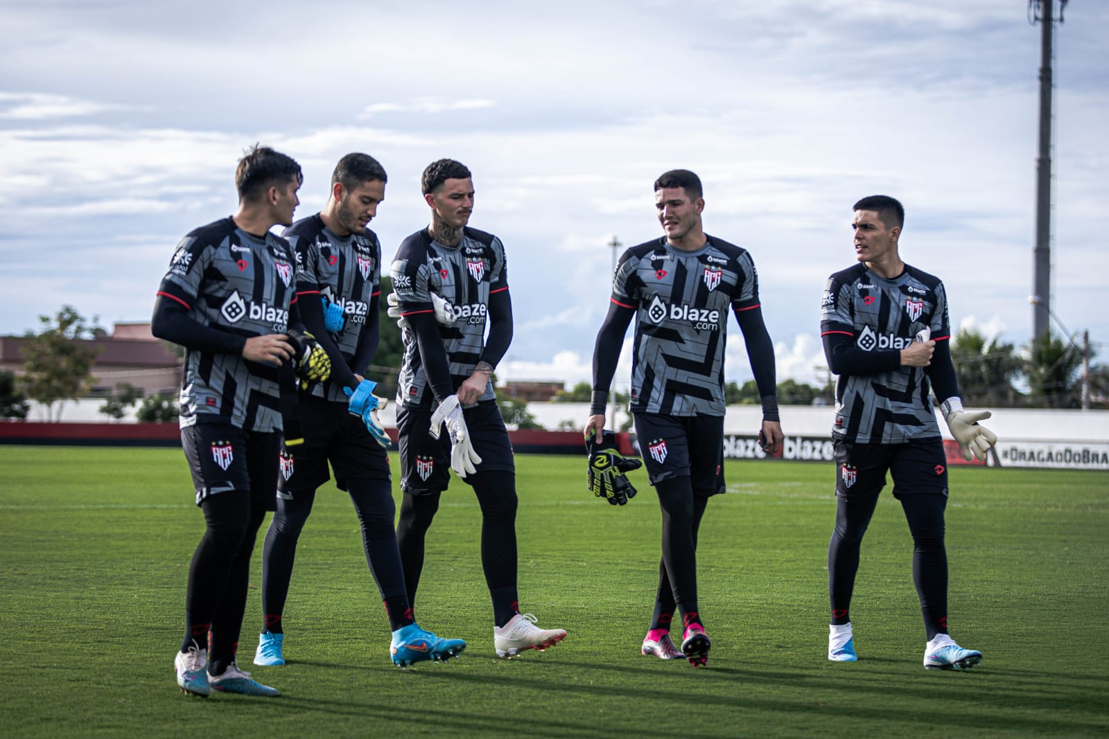 Após campanha no Goiânia, Léo se reapresenta no Atlético Goianiense e segue com futuro indefinido