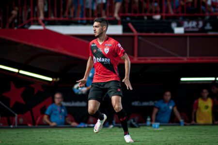 Lucas Kal atuando pelo Atlético Goianiense
