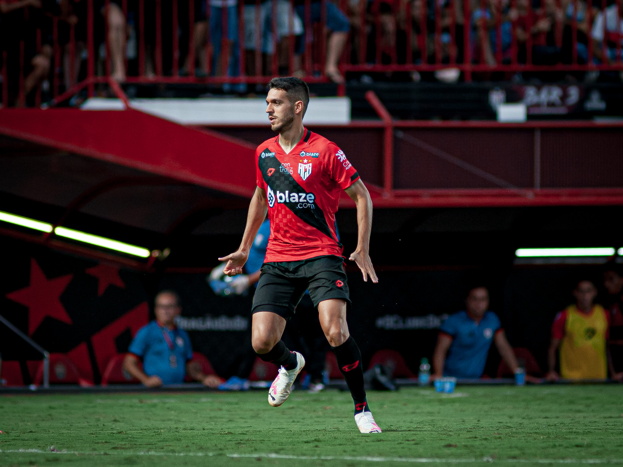 Lucas Kal projeta estreia diante do Flamengo e quer aproveitar momento “mais que positivo” do Atlético-GO