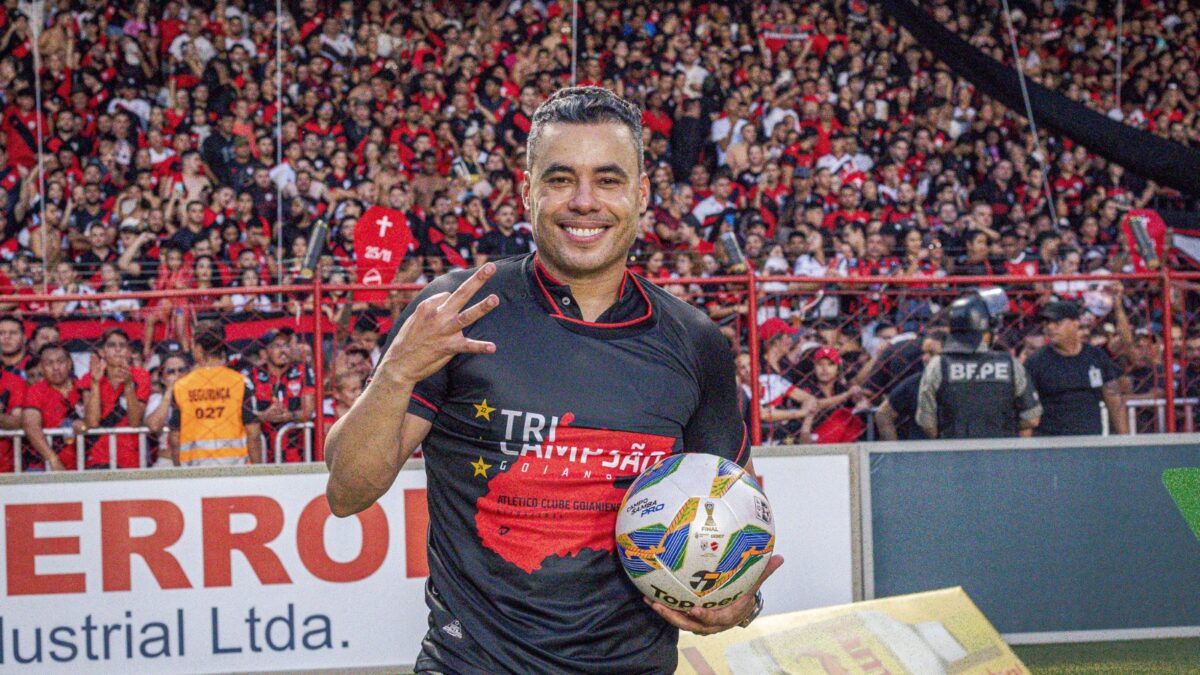Jair Ventura com a camiseta do tricampeonato e a bola do jogo