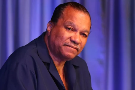 Billy Dee Williams acredita que os atores deveriam ser capazes de fazer blackface, a prática de um ator branco se passar por um personagem preto pintando o rosto.