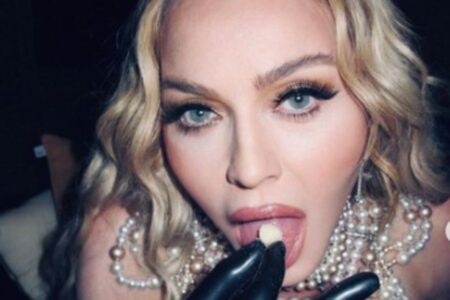 Madonna anuncia chegada 1 mês antes de show em Copacabana