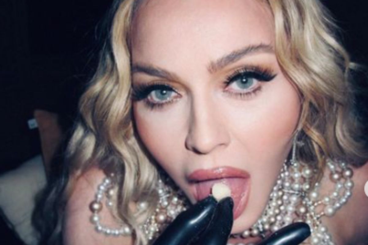 Madonna anuncia chegada 1 mês antes de show em Copacabana: ‘Safada is coming to Rio’