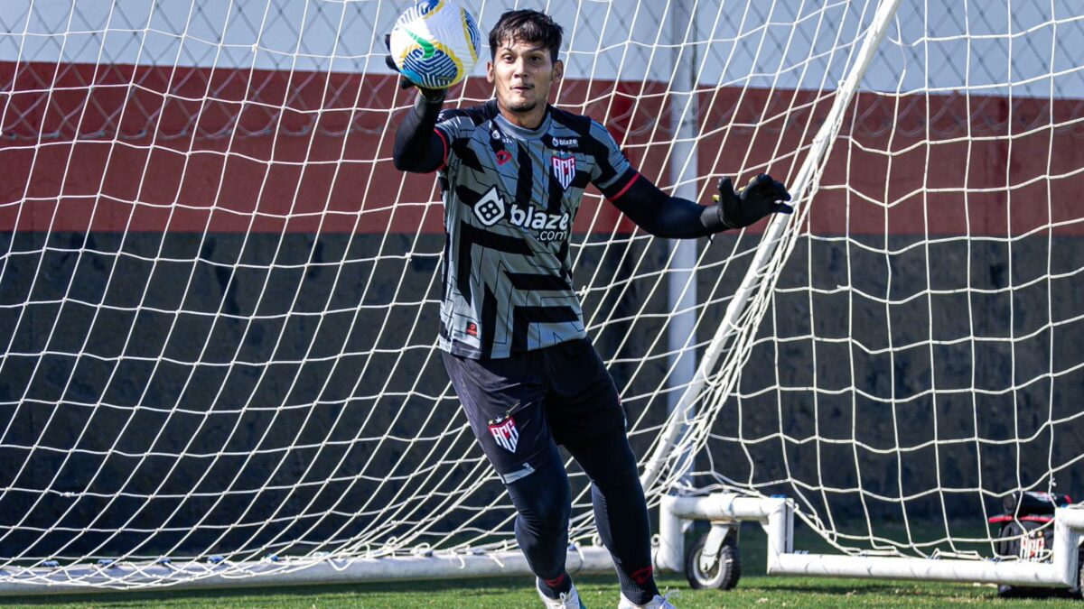Goleiro Léo treinando no CT do Dragão