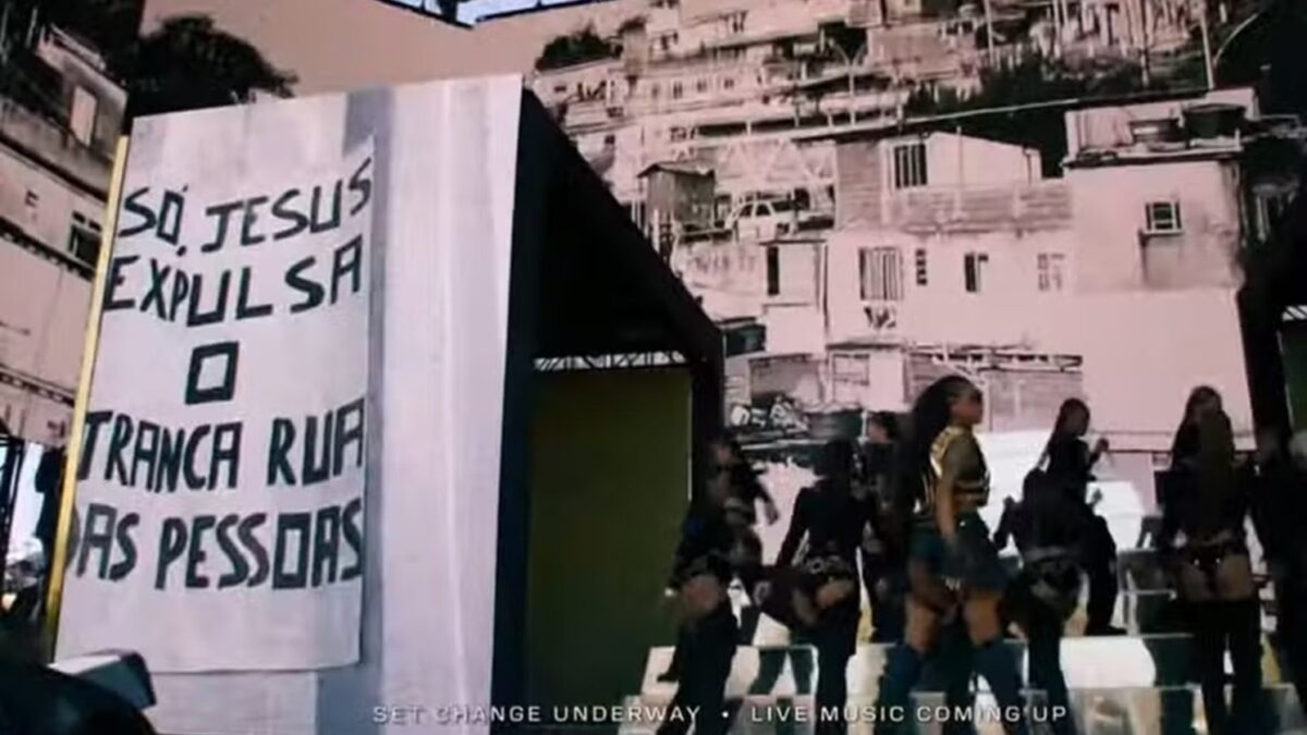 Ludmilla é acusada de intolerância religiosa em show no Coachella e se pronuncia Cantora exibiu a frase Jesus expulsa Tranca Rua das pessoas