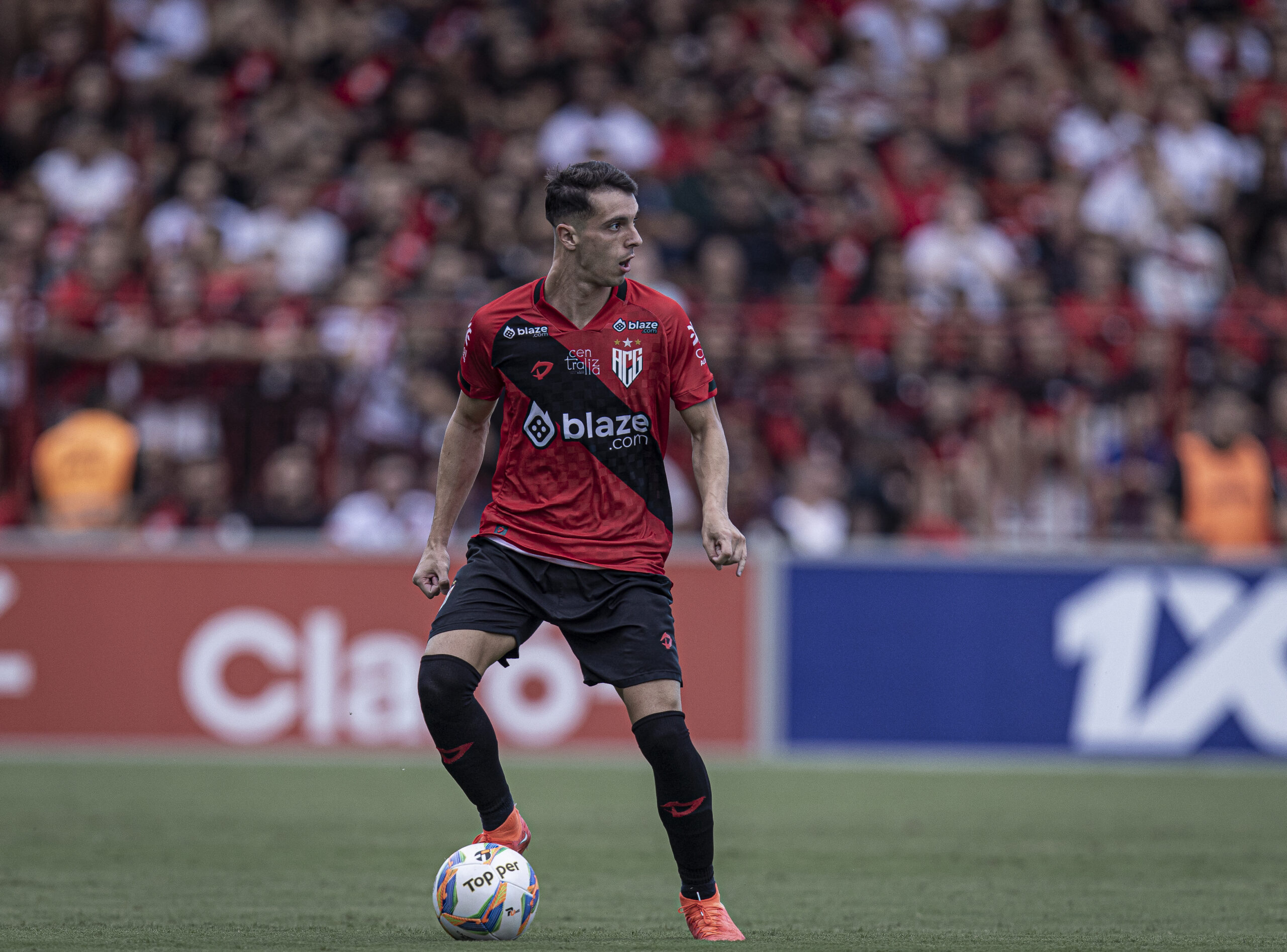 Destaque na temporada do Atlético Goianiense, Shaylon entra na mira do Athletico Paranaense