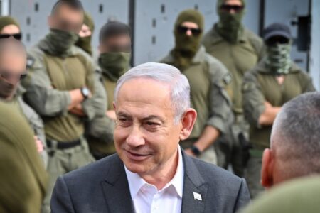 Netanyahu pressiona, e Parlamento aprova proibição da Al Jazeera em Israel