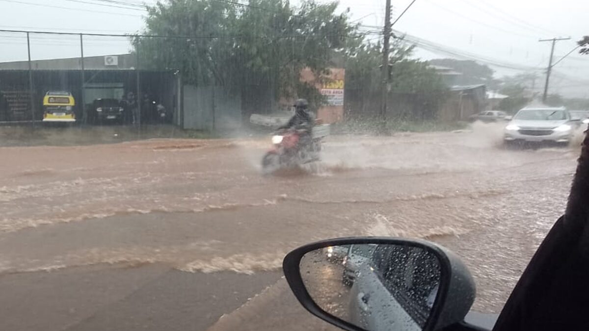 Motociclista cai em enxurrada e precisa ser resgatado por colega, em Goiânia
