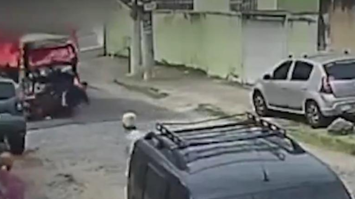 Motociclista é atropelado por Kombi em chamas no Rio de Janeiro