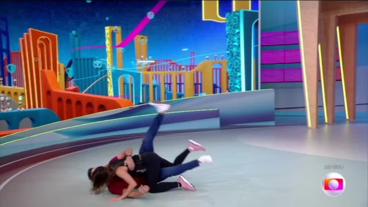 Beatriz derruba Tadeu Schmidt no palco após ser eliminada do BBB 24