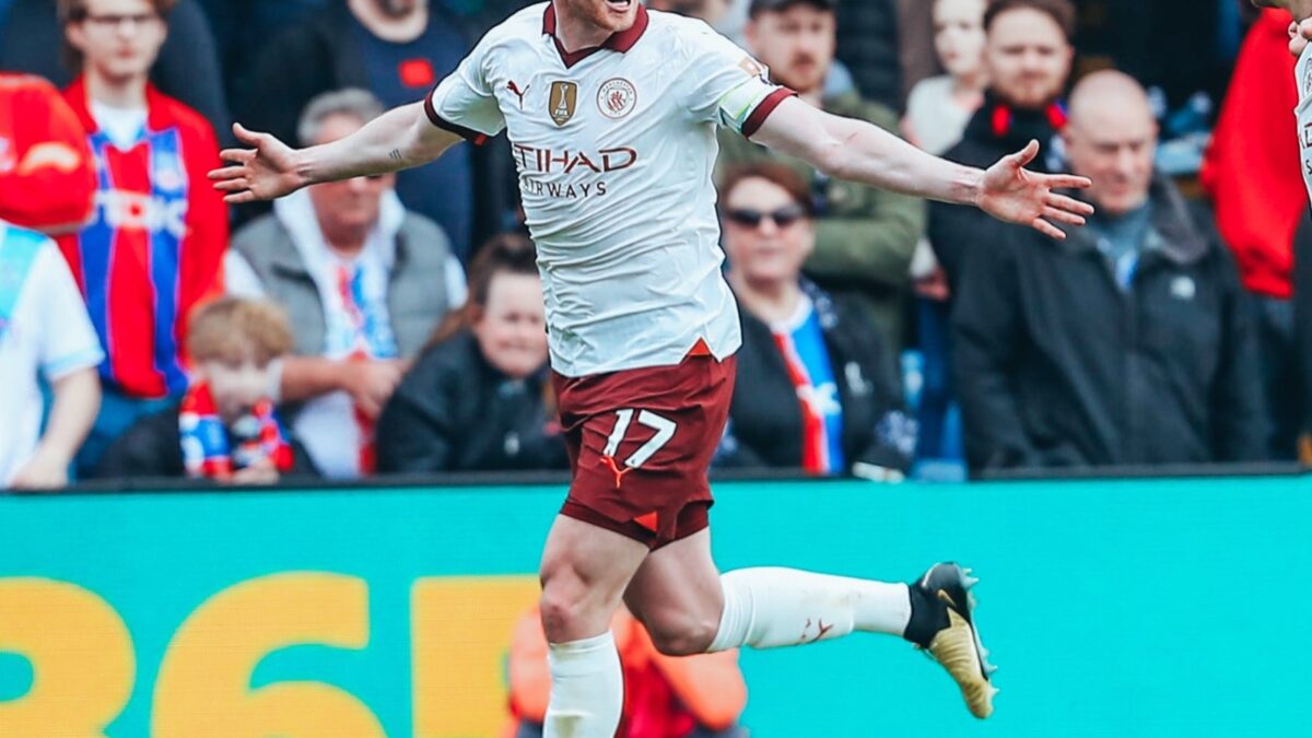 Kevin De Bruyne comemorando gol